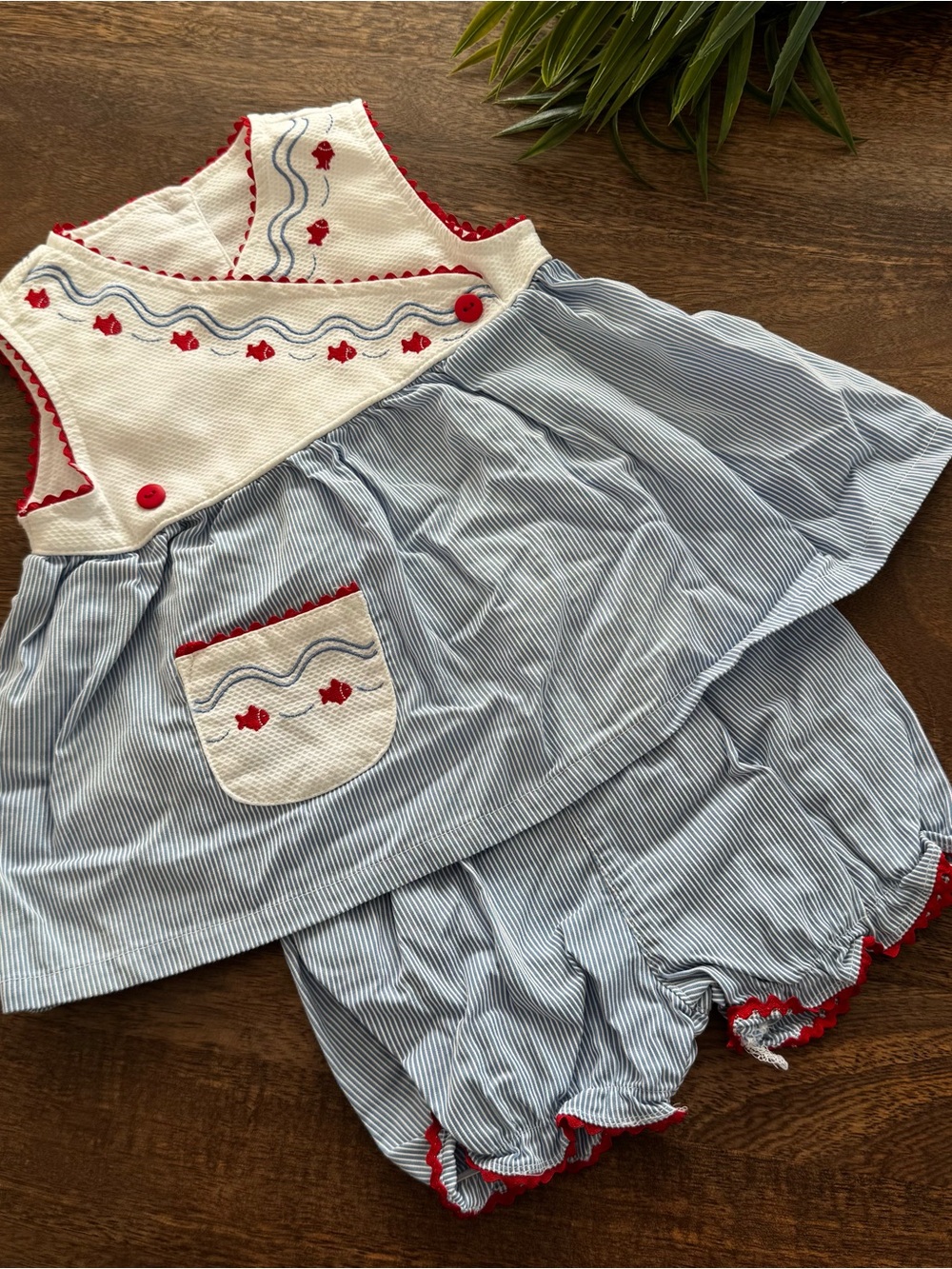 Buster Brown fishy red white and blue set! Size 24 months
• Very Good condition